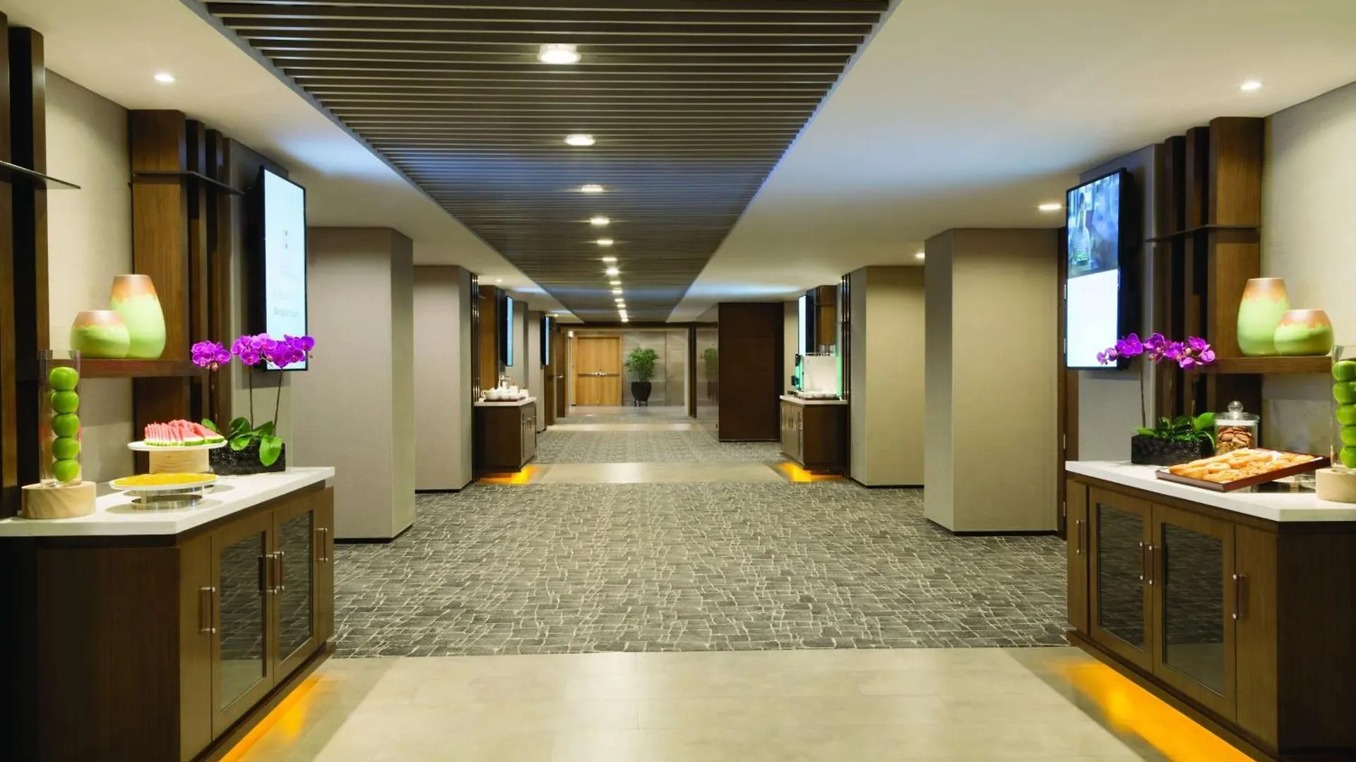 Hyatt House Shenzhen Airport Hotel 4*,
